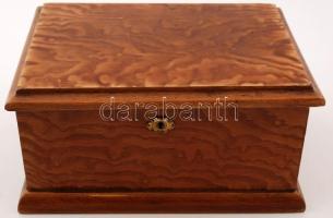 Régi fa doboz kulccsal, egyik sarkán kis sérüléssel, 26x19x13 cm