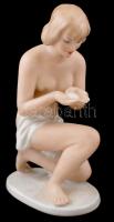 Wallendorf mosakodó akt, kézzel festett, apró mázhibával, jelzett, m:20 cm /Wallendorf nude woman figurine, signed, small damaged
