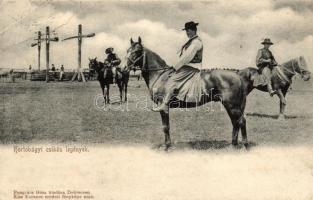 Hortobágy, csikós legények; kiadja Pongrácz Géza, Kiss Ferencz eredeti fényképe után (EB)