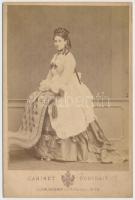 cca 1860-1870 Előkelő hölgy egész alakos portréja Angerer bécsi műterméből, keményhátú fotó, 11x16 cm