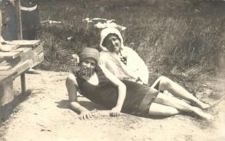 1914 Balatonboglár, fürdőruhás nők, Varga Béla fényképész, photo (EK)