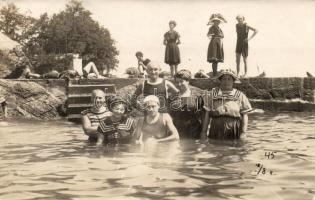 1911 Lovran, Lovrana; bathing people group photo (EK)