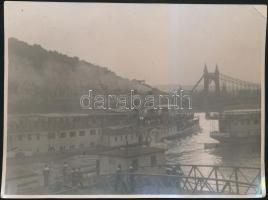 cca 1920-1930 Gőzhajó a Gellért-hegynél háttérben a régi Erzsébet híddal, egyik sarkán törésnyommal, 17x12 cm
