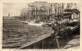 Saint-Malo, Bassin le Jour du Grand Pardon des Terreneuvas / port, ships
