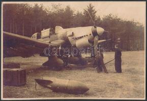 cca 1938 Német pilóták repülőgép-szerelés közben, hátoldalán "Nationalsozialistische-DAP Militär Archiv Berlin" pecséttel, nyomtatvány, 14x9 cm / cca 1938 Pilots with airplane, with stamp on the verso(Nationalsozialistische-DAP Militär Archiv Berlin), 14x9 cm