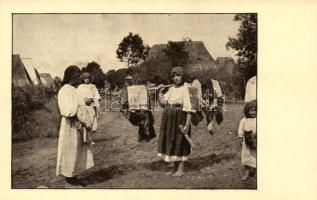 Huszt, Pradleny z Izy u Hustu / kárpátaljai népviselet, mosónők / Carpathian Ukraine, folklore