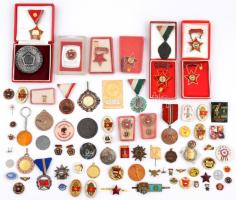 Kis doboznyi vegyes magyar és külföldi, főleg szocialista kitüntetés, jelvény, sportérem, több tokkal, közte "Kiváló Dolgozó", "Kiváló Szakaszparancsnok", "25 év a haza fegyveres szolgálatában" T:vegyes