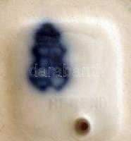 Herendi fehér mázas porcelán cserkész, alján lepattanással, jelzett, m: 9 cm