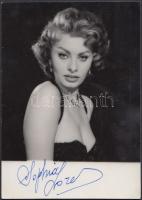 Sophia Loren (1934-) többszörös Oscar-díjas és Golden Globe-díjas olasz filmszínésznő eredeti aláírása egy őt ábrázoló fotón, 15x10cm/ Sophia Loren (1934-), multiple Academy Award-winning and Golden Globe-winning Italian film actress original signature on a photo, 15x10cm