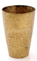 Emlék pohár, réz, I világháborús hadifogoly munka, vésett virág motívumokkal, peremén kisebb horpadások, m:10,5 cm