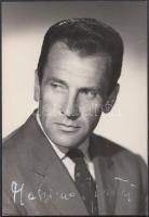 Massimo Girotti (1918-2003)olasz színész eredeti aláírása egy őt ábrázoló fotólapon, 15x10cm/ Massimo Girotti (1918-2003)Italian film actor signature on a photo, 15x10cm