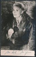 Michele Morgan (1920-)francia filmszínésznő eredeti aláírása egy őt ábrázoló fotón, 14x9cm/ Michele Morgan (1920-) is a French film actress original signature on a photo, 14x9cm