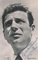 Yves Montand (1921-1991)olasz filmszínész, rendező és író eredeti aláírása egy őt ábrázoló fotón, 14x9cm/Yves Montand (1921-1991) was an italian actor and singer  original signature on a photo, 14x9cm