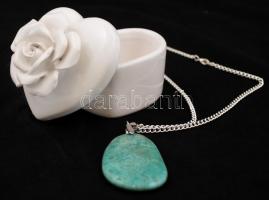 Szív alakú, rózsával díszített porcelán ékszertartó dobozka, benne türkiz függőmedál ezüst színű lán...