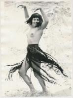 cca 1970 Erotikus táncok, 3 db finoman erotikus fénykép,  24x18 cm és 24x15 cm /
cca 1970 3 erotic ...