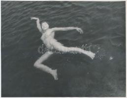 cca 1970 Sellő a műteremben, 2 db finoman erotikus fénykép, 24x18 cm / cca 1970 2 erotic photos, 24x18 cm