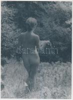 cca 1960 Elől-hátul, kendő nélkül, 2 db finoman erotikus fénykép, 23x17 cm / cca 1960 2 erotic photos, 23x17 cm