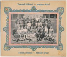 1948 Iskolai csoportkép politikai jelmondatokkal, 9x14 cm, karton 17x20 cm