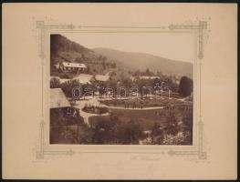 cca 1900 Erdély, a Kovászna megyei Előpatak látképe, a kép közepén látható a vasas-szénsavas forráskút, amely ismertté tette a települést, R. Klement felvétele, 11x14 cm, karton 22x17 cm