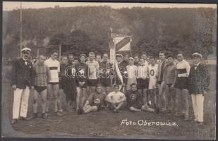 cca 1925 A csehországi Brühnben rendezett nemzetközi kerékpáros verseny (amelyen magyar sportolók is indultak)  záró csoportképe, fotólap, 9x14 cm