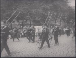 cca 1930 Budapest, a kéményseprők felvonulása, az alkalom további kutatást igényel, korabeli negatívról készül későbbi nagyítás, 18x24 cm