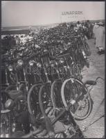 cca 1920 Tengerparti üdülőparadicsom, a feliratokból és a rendőr sisakjából következtetve Angliában, autók, kerékpárok, fürdőruha divat, társasági élet, stb., 8 db korabeli negatív későbbi nagyítása, 24x18 cm