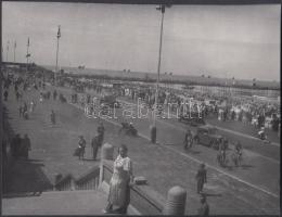 cca 1920 Tengerparti üdülőparadicsom, a feliratokból és a rendőr sisakjából következtetve Angliában,...