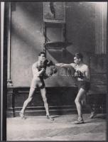 cca 1935 Ökölvívó edzés valószínűleg egy főiskolai edzőteremben (ld. a plakát feliratát), korabeli negatívról készül későbbi nagyítás, 24x18 cm