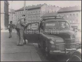 cca 1960 Kotnyek Antal (1921-1990) képriportja a budapesti kockás taxiról, várostörténeti és közleke...