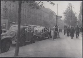 cca 1960 Kotnyek Antal (1921-1990) képriportja a budapesti kockás taxiról, várostörténeti és közleke...