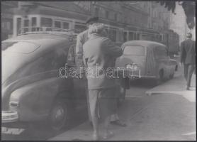 cca 1960 Kotnyek Antal (1921-1990) képriportja a budapesti kockás taxiról, várostörténeti és közleke...