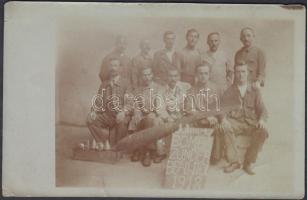 1918 Korabeli fotólap: Bombaszerelők, 9x14cm