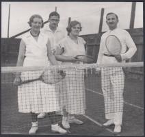 cca 1930 Tenisz partnerek, korabeli negatívról készült későbbi nagyítás, 17x19 cm