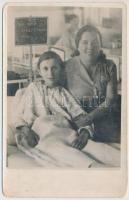 cca 1940 Kórházban korabeli fotólap, 14x9cm