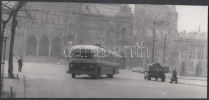 cca 1955 Budapest, a 71-es trolibusz az Országház előtt, Kotnyek Antal (1921-1990) fotóriporter hagyatékában őrzött negatívról készül későbbi másolat, 11x24 cm