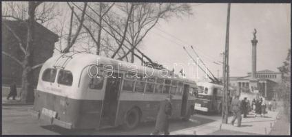 cca 1955 Budapest, a 75-ös trolibusz a Hősök terén, Kotnyek Antal (1921-1990) fotóriporter hagyatékában őrzött negatívról készül későbbi másolat, 11x24 cm