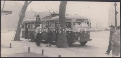 cca 1955 Budapest, a 70-es trolibusz a Kossuth téren, Kotnyek Antal (1921-1990) fotóriporter hagyatékában őrzött negatívról készül későbbi másolat, 11x24 cm