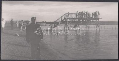 cca 1930 A strandolók biztonságát felügyelő rendőrjárőr, korabeli negatívról készült későbbi nagyítás, 11x22 cm