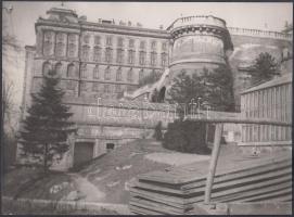 cca 1950 Budapest, a budai királyi palota rekonstrukciója során emelt, mára már nem látható építmények, korabeli negatívról készült későbbi nagyítás, 18x24 cm