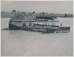 cca 1930 Dunára telepített vízimalom, az egyik kép a táj panorámájával együtt ábrázolja, a másik pedig kinagyítás, hogy a malom minden részlete jól láthatóvá váljék, korabeli felvételről készült későbbi nagyítások, 10x24 cm és 18x24 cm