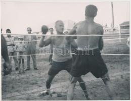 cca 1925 Ökölvívók a város szélén, korabeli negatívról készült későbbi nagyítás, 11x16 cm 18x24 cm