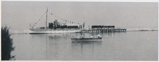 cca 1930 Balatoni gőzhajó a mólónál, korabeli negatívról készült későbbi nagyítás, 11x16 cm 9x24 cm