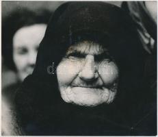 Magyar Ifjúság, Urbán Tamás fotó: Idős asszony portréja, jelzett, 18x21cm