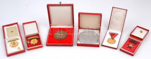 8db-os jelvény és plakett tétel a szocialista időszakból, főleg dísztokosak, benne "Lenin", "Mezőgazdaság Kiváló Dolgozója" miniatűrrel, "Élelmiszeripar Kiváló Dolgozója" miniatűrrel, "Honvédelmi Érdemérem" T:1-,2