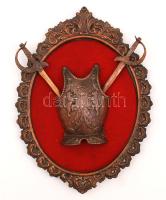 Címeres dísz mellvért és 2 db levélnyitó, fém keretben, 36×27 cm, h:19 cm (levélnyitó)