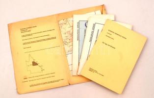 Burdekin-Townsville Region, Queensland. Geology and Minerals. Canberra, 1972, Geographic Section of the Deparment of National Development (Resources Series). Ásványtani, kőzettani, domborzati térképek a queenslandi Burdekin-Townsville régióról (Ausztrália), különböző méretben, összesen 3 db, ismertető füzettel, mappába rendezve, jó állapotban.