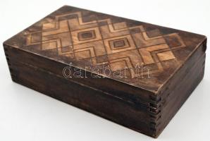 Díszes fedelű dekoratív fa doboz, kis kopásnyomokkal, 24×14×6,5 cm