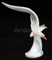 Hollóházi porcelán sirály, kézzel festett, jelzett, apró hibával, m: 18 cm