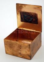 "Feu" feliratú kisméretű dekoratív réz doboz, kis horpadással, apró kopásnyomokkal, 6,5×6,...