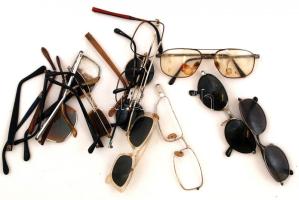 Vegyes szemüveggyűjtemény: szemüvegek és szárak, különféle retró darabokkal, több hiányos állapotban, kopásnyomokkal, összesen 19 db